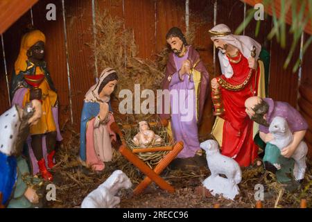 scène de nativité en bois avec statuettes religieuses Banque D'Images