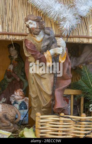 Statuette d'un berger avec un bâton sur une scène de nativité de Noël Banque D'Images