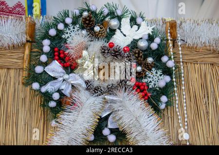 Sur la cabane une couronne de paille de Noël Banque D'Images