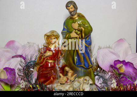 Crèche de Noël représenté avec statuettes de Marie, Joseph et l'enfant Jésus Banque D'Images