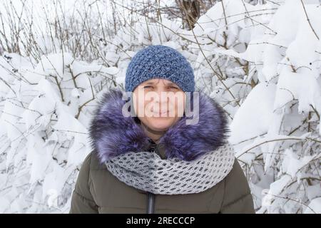 Portrait d'hiver d'une jeune belle fille à la mode avec de longs cheveux blondie passez un bon moment en plein air dans une forêt enneigée. Jeune mariée élégante en hiver Banque D'Images