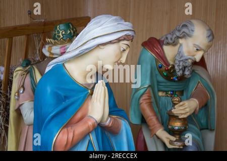 statuettes de noël maria et les rois avec des cadeaux Banque D'Images