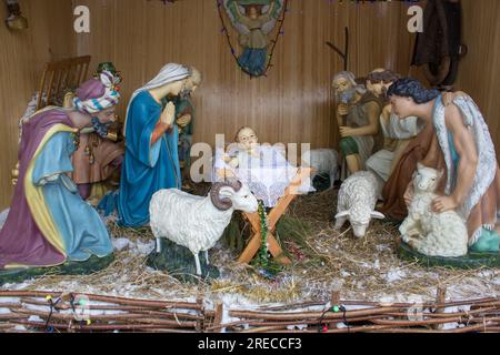 Scène de nativité de Noël avec trois Sages présentant des cadeaux à l'enfant Jésus, Marie Banque D'Images