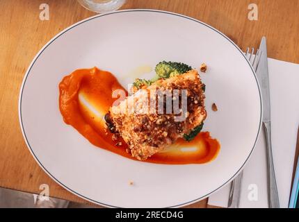 Plat gourmand de saumon croustillant avec pâte de fruits secs et purée de carottes Banque D'Images