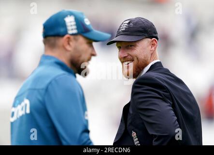 Le capitaine anglais Ben Stokes (à droite) avec l'entraîneur-chef Brendon McCullum avant le premier jour du cinquième match d'essai LV= Insurance Ashes Series au Kia Oval, à Londres. Date de la photo : jeudi 27 juillet 2023. Banque D'Images