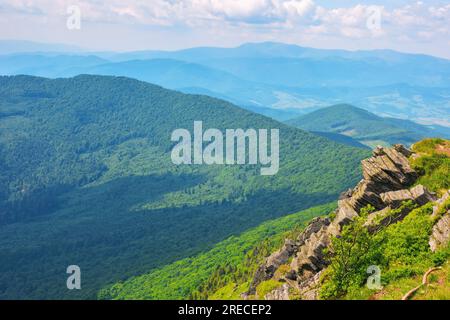 crête du bassin versant des carpates. pierres et rochers sur les collines verdoyantes herbeuses. chaude journée d'été. emplacement montagne pikui, ukraine Banque D'Images