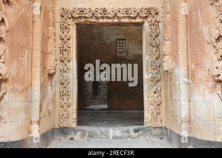 palais ishak pacha à dogubayazit, agri, turkiye. Porte du palais décorée d'art ottoman. Le nom turc est ishak pasa sarayi. Banque D'Images