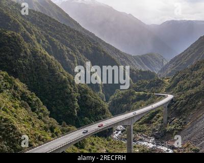 Mon partenaire et moi avons passé le week-end à Greymouth. Au retour à la maison, nous nous sommes arrêtés quelques fois pour profiter de la bonté hivernale du col d'Arthur. Banque D'Images