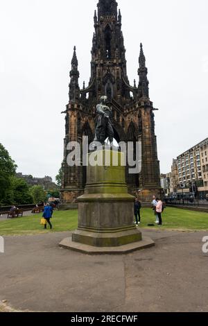 Statue du Dr David Livingstone avec le Scott Monument derrière, à East Princes St Gardens, Édimbourg, Écosse, Royaume-Uni. Banque D'Images