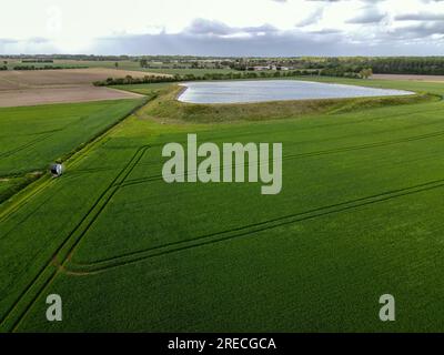 Vue aérienne d'une réserve d'eau de substitution à la Laigne (centre-ouest de la France) ; bassins d'eau utilisés pour irriguer les cultures intensives en été, sécurisant l'ag Banque D'Images