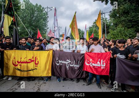 Les musulmans chiites cachemiris portent des drapeaux religieux alors qu'ils prennent part au 8e jour de la procession de Muharram lors des commémorations de l'Ashura (10e jour de Muharram). Dans un climat de sécurité stricte, après plus de trois décennies, les autorités indiennes ont autorisé la 8e procession de Muharram à passer par son itinéraire traditionnel dans la capitale du Cachemire, Srinagar. Ashura marque le martyre de l'Imam Hussain, le petit-fils du Prophète Mohammed, et des membres de sa famille immédiate qui ont été tués dans la bataille de Karbala dans le sud de l'Irak en 680 AD. Banque D'Images