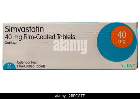 Boîte de Simvastatin 28 comprimés pelliculés boîte de statines 40 mg isolée sur fond blanc Banque D'Images