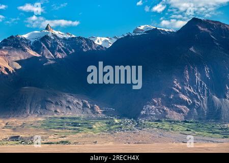 Vue sur le Karsha Gompa, la belle vallée du Zanskar, et les pics, Ladakh, Inde Banque D'Images