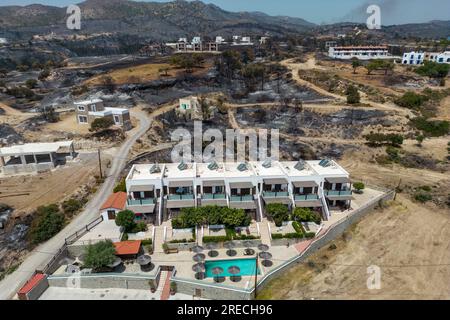 Gennadi, Grèce. 27 juillet 2023. Des photos aériennes du village de Gennadi montrent les traces de l'incendie. Mais ils montrent aussi le résultat de la lutte contre les incendies par les pompiers et les bénévoles, les maisons ont subi peu de dommages. (Photo prise avec un drone) sur l’île balnéaire de Rhodes, la situation est bien meilleure que les jours précédents, a déclaré jeudi un porte-parole des pompiers grecs à la télévision publique grecque. Crédit : Christoph Reichwein/dpa/Alamy Live News Banque D'Images