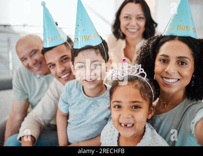 Selfie d'anniversaire, portrait de grande famille ou d'enfants heureux avec des grands-parents prenant des photos dans le salon dans la maison. Visages, mère ou père avec sourire ou Banque D'Images