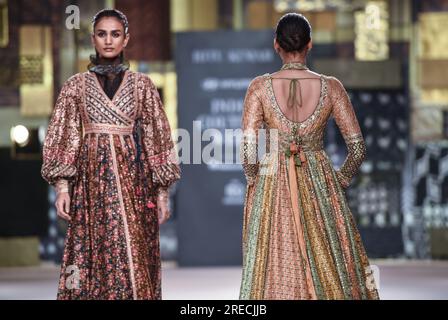 New Delhi, Inde. 26 juillet 2023. Les modèles présentent des créations du designer indien Ritu Kumar lors de la FDCI India Couture week 2023 à New Delhi, Inde, le 26 juillet 2023. Crédit : Javed Dar/Xinhua/Alamy Live News Banque D'Images