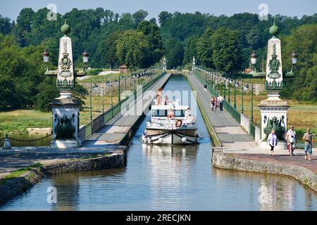 Briare (centre nord de la France) : l'aqueduc de Briare sur la Loire, Canal latéral à la Loire. Location de barge et touristes sur le pont en été Banque D'Images