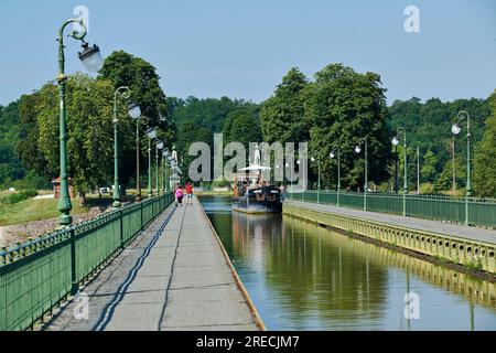 Briare (centre nord de la France) : l'aqueduc de Briare sur la Loire, Canal latéral à la Loire. Location de barge et marcheurs sur le pont en été Banque D'Images