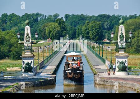 Briare (centre nord de la France) : l'aqueduc de Briare sur la Loire, Canal latéral à la Loire. Location de barge et marcheurs sur le pont en été Banque D'Images