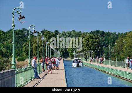 Briare (centre nord de la France) : l'aqueduc de Briare sur la Loire, Canal latéral à la Loire. Location de barge et marcheurs sur le pont en été Banque D'Images