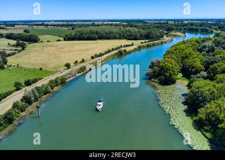 Verdun sur le Doubs (centre-est de la France) : vue aérienne de la Saône, au confluent de la Saône et du Doubs. Barge sur la rivière Banque D'Images