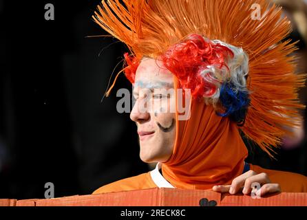 Wellington, Nouvelle-Zélande. 27 juillet 2023. Une fan des pays-Bas est vue avant le match du groupe E entre les États-Unis et les pays-Bas à la coupe du monde féminine de la FIFA Australie et Nouvelle-Zélande 2023 à Wellington, Nouvelle-Zélande, le 27 juillet 2023. Crédit : Guo Lei/Xinhua/Alamy Live News Banque D'Images