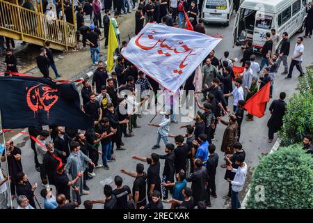 Srinagar, Inde. 27 juillet 2023. Les musulmans chiites cachemiris prennent part à une procession religieuse rituelle devant Ashura le huit jour de Muharram. Après plus de trois décennies, les autorités ont autorisé jeudi la 8e procession de Muharram à passer par son itinéraire traditionnel dans la capitale du Cachemire, Srinagar. Les 8e et 10e processions de Muharram ont été interdites en 1989 après l'éruption de militantisme au Jammu-et-Cachemire en raison de l'appréhension de la loi et de l'ordre. Crédit : SOPA Images Limited/Alamy Live News Banque D'Images