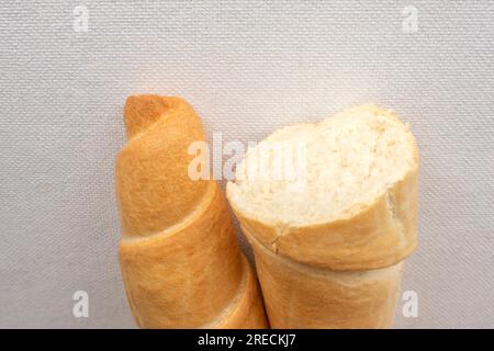 Pain en bâtonnet salé : une photo en gros plan de délicieux pain en bâtonnet croquant avec un assaisonnement salé est affichée sur une surface blanche propre. Parfait pour snack Banque D'Images