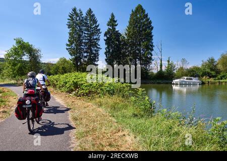 Cyclistes à proximité de l'aqueduc navigable d'Allenjoie sur la rivière Allan, Canal du Rhin au Rhône. Vacances à vélo, pistes cyclables le long Banque D'Images