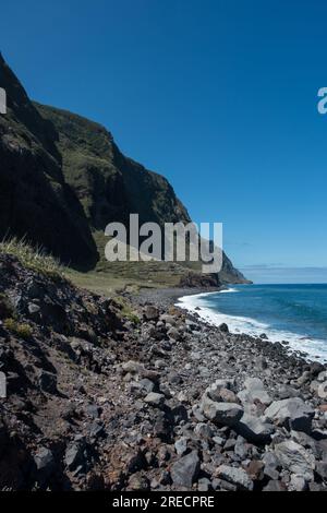 La côte nord accidentée de Madère où les falaises s'élèvent de l'océan Atlantique Banque D'Images