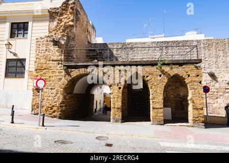 L'ancien Arco romain de los Blanco, Calle Meson, dans le quartier El Populo, Cadix, Andalousie, Espagne Banque D'Images