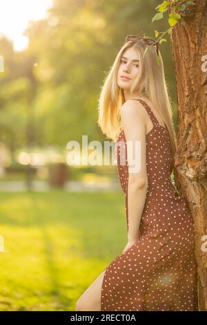 Portrait tendre de belle femme blonde dans la belle lumière du soleil. Beauté naturelle. vacances d'été. Banque D'Images