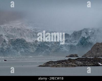 Glaciers arctiques visités lors d'une croisière d'expédition estivale en 2023 à bord du Silver Wind, l'un des navires de croisière d'expédition Silversea. Banque D'Images