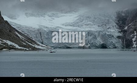 Glaciers arctiques visités lors d'une croisière d'expédition estivale en 2023 à bord du Silver Wind, l'un des navires de croisière d'expédition Silversea. Banque D'Images