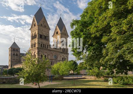 ANDERNACH, ALLEMAGNE - 8 JUILLET 2023 : église paroissiale Maria Himmelfahrt tôt le matin du 8 juillet 2023 à Andernach, Allemagne Banque D'Images