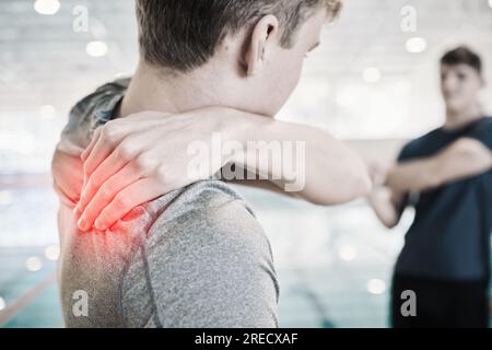 Douleur à l'épaule, homme et recouvrement rouge pour blessure sportive et inflammation à la piscine. Massage, personne masculine et dos avec bien-être et problème d'exercice Banque D'Images