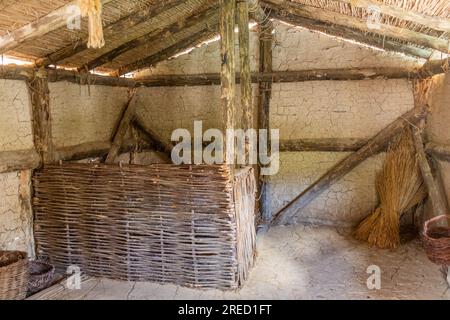 Maison à Bay of Bones, habitation préhistorique sur pile, recréation d'une colonie de l'âge de bronze sur le lac Ohrid, Macédoine du Nord Banque D'Images