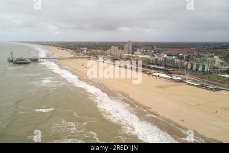 Images aériennes de la jetée de Scheveningen avec la Haye en arrière-plan. Banque D'Images