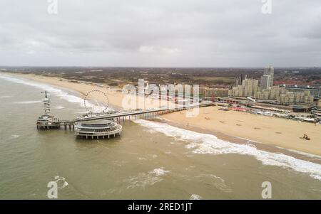 Images aériennes de la jetée de Scheveningen avec la Haye en arrière-plan. Banque D'Images