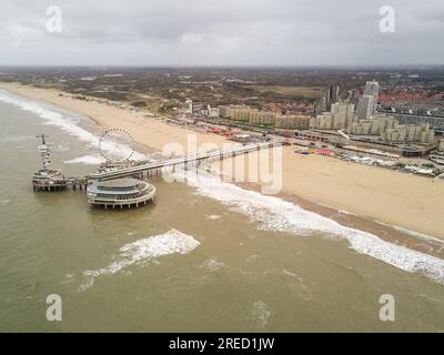 Images aériennes de la jetée de Scheveningen avec la Haye en arrière-plan. Banque D'Images