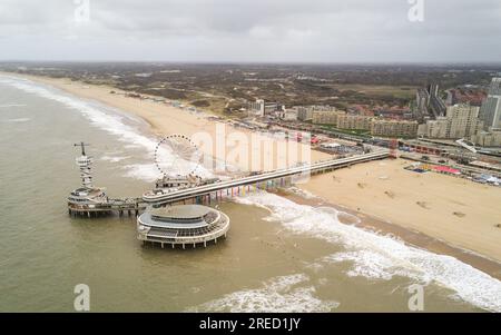 Images aériennes de la jetée de Scheveningen avec la Haye en arrière-plan. Banque D'Images