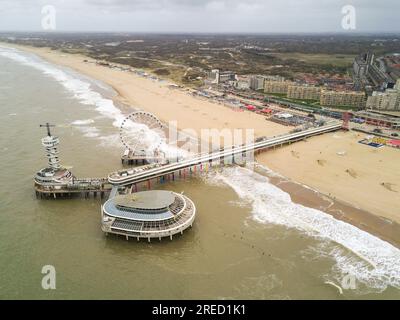 Images aériennes de la jetée de Scheveningen avec la Haye en arrière-plan. Banque D'Images