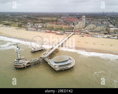 Images aériennes de la jetée de Scheveningen avec la Haye en arrière-plan. Banque D'Images