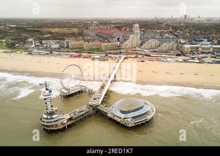 Images aériennes de la jetée de Scheveningen avec la Haye en arrière-plan. Banque D'Images