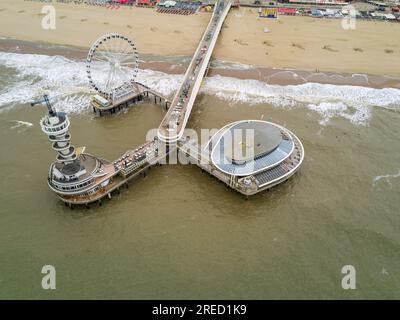 Images aériennes de la jetée de Scheveningen avec la Haye en arrière-plan. Banque D'Images