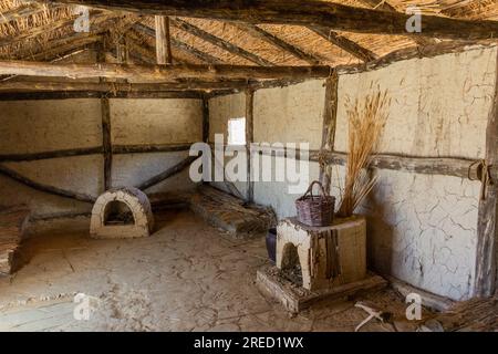 Maison à Bay of Bones, habitation préhistorique sur pile, recréation d'une colonie de l'âge de bronze sur le lac Ohrid, Macédoine du Nord Banque D'Images