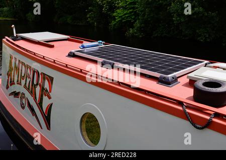 Énergie, énergie, énergie renouvelable, panneaux solaires sur le toit de la barge du canal pour collecter l'énergie pour les batteries, canal Rochdale près du pont Hebden, Angleterre Banque D'Images