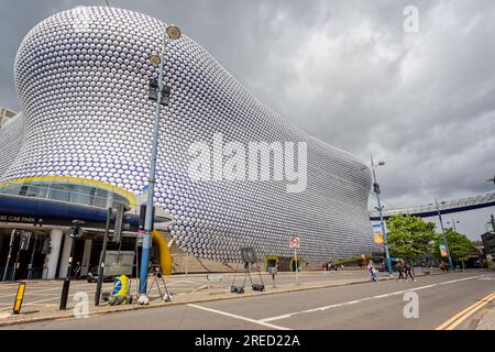 Emblématique centre commercial Bullring et passerelle aérienne reliant le centre commercial Bullring à Birmingahm, West Midlands, Royaume-Uni, le 23 juillet 2023 Banque D'Images