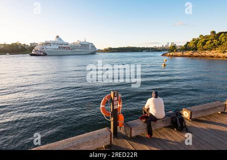 Le navire de croisière Silver Whisper quitte White Bay terminal et passe devant Barangaroo North en fin d'après-midi Banque D'Images