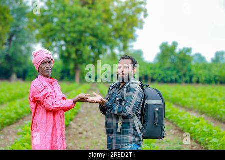 Agriculture indienne, deux fermiers debout dans la ferme, montrant les mains vides Banque D'Images